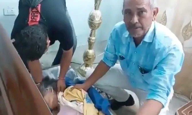 Vídeo chocante mostra momento que idosa acorda dentro do caixão horas após família receber atestado de óbito