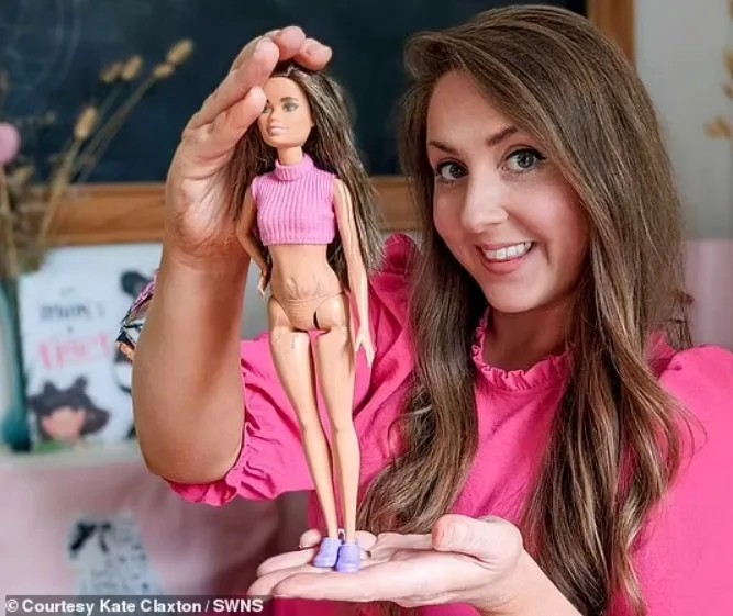 Mãe que detestava suas estrias após o parto cria linhas em boneca Barbie para mostrar à filha que ela era normal