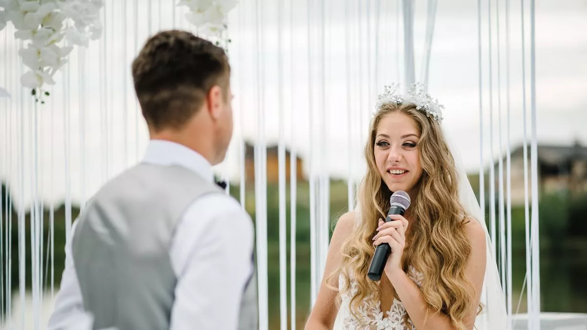 Noiva se vinga lendo textos de traição do noivo com amante durante seu casamento