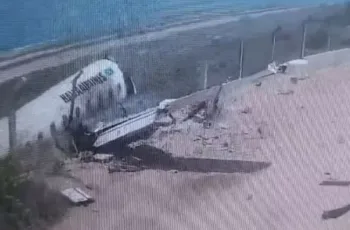 Vídeo chocante mostra avião derrapando e se partindo durante pouso na Somália