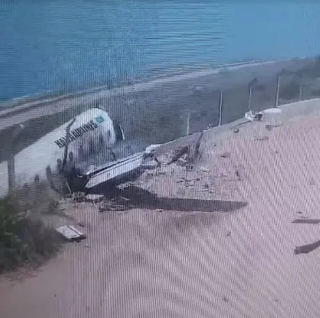 Vídeo chocante mostra avião derrapando e se partindo durante pouso na Somália