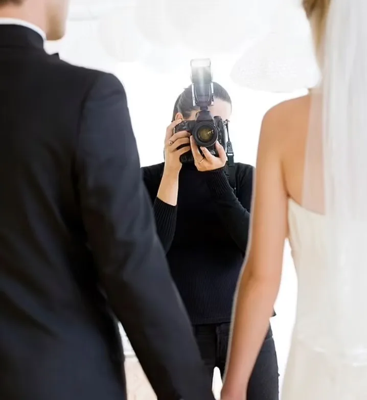 Noiva exige reembolso após descobrir que fotógrafa de seu casamento dormiu com seu marido