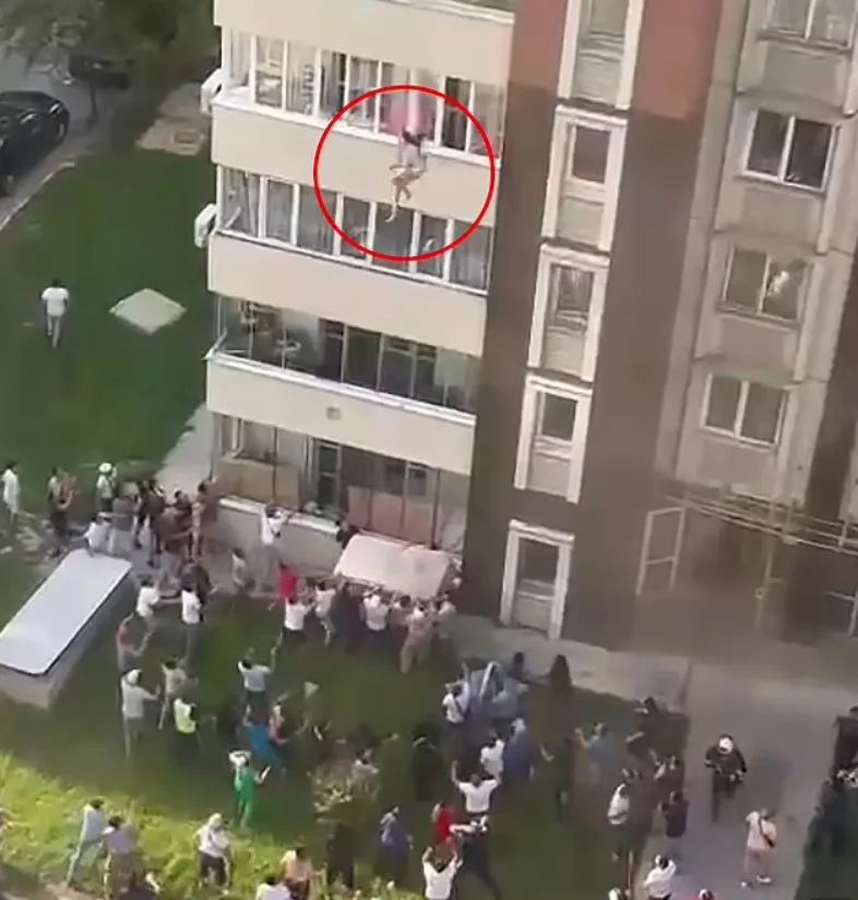 Vídeo flagra momento de terror em que pais jogam seis filhos de prédio em chamas no Cazaquistão