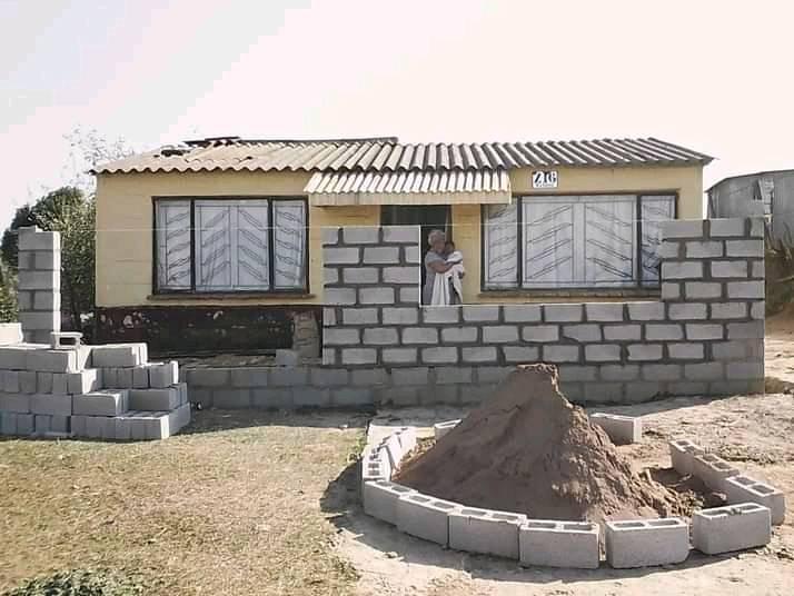 Mulher mostra força de vontade e constrói sua casa sozinha
