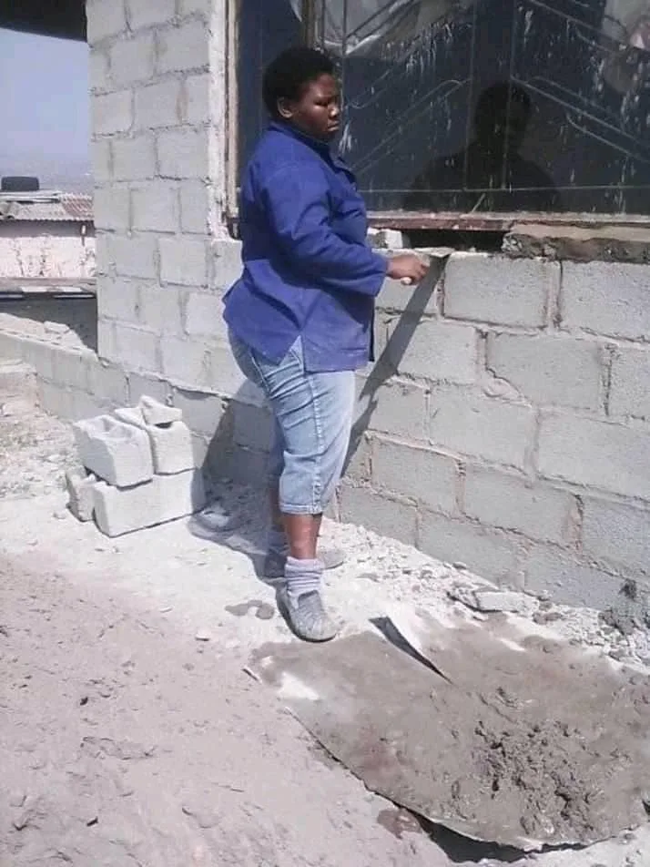 Mulher mostra força de vontade e constrói sua casa sozinha